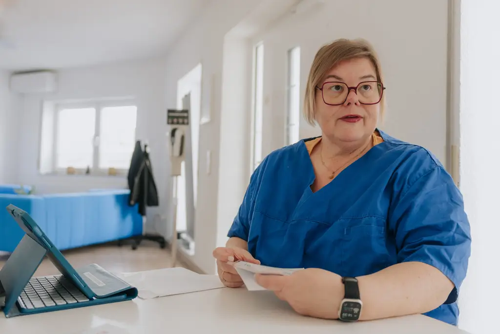 Zwei Personen sitzen sich an einem Tisch gegenüber und führen ein Gespräch